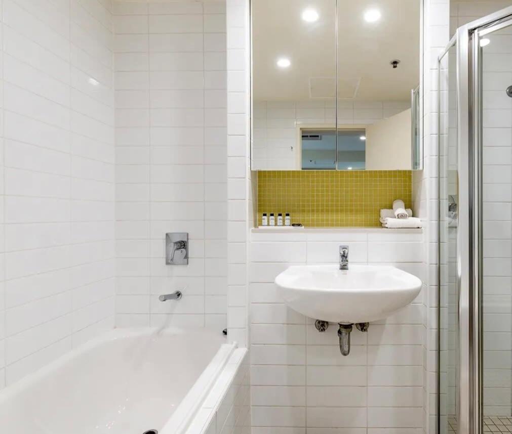 Glenelg Oasis, Pool, Gym, Spa & Sauna, Free Parking, City Views Екстериор снимка